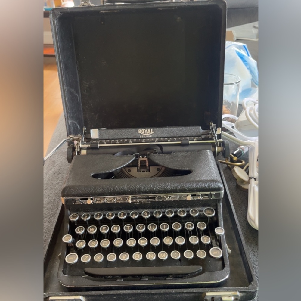 Vintage Royal deluxe typewriter